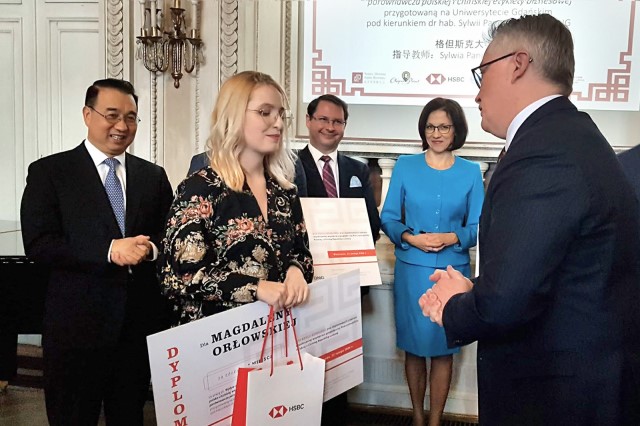 Wręczenie nagrody, źródło: pchrb.pl