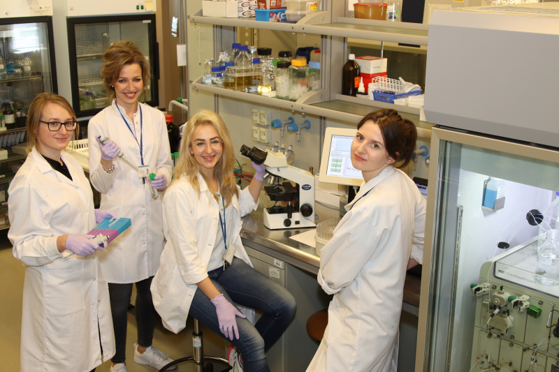 część zespołu Katedry Biotechnologii Molekularnej UG podczas analizy klonów