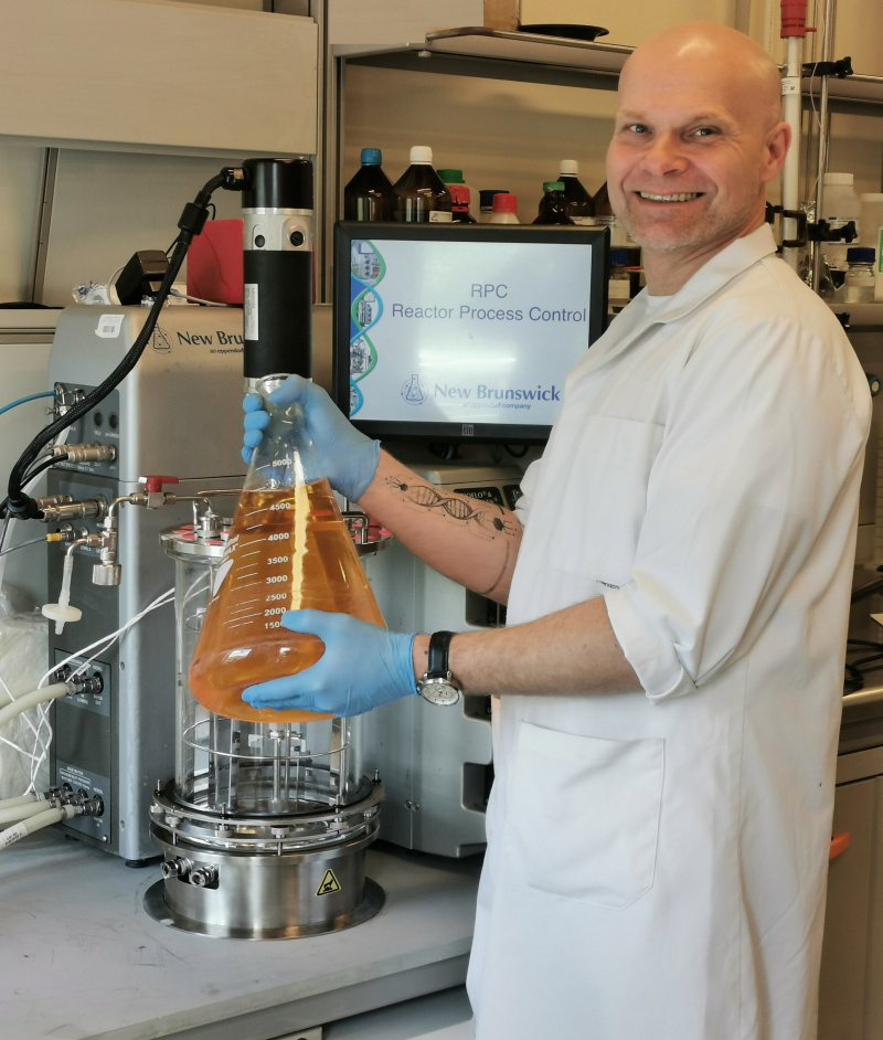 Do zespołu Katedry Biotechnologii Molekularnej dołączają naukowcy z przemysłu biotechnologicznego - dr Ireneusz Sobolewski podczas przygotowań do biosyntezy białek wirusowych w bakteriach