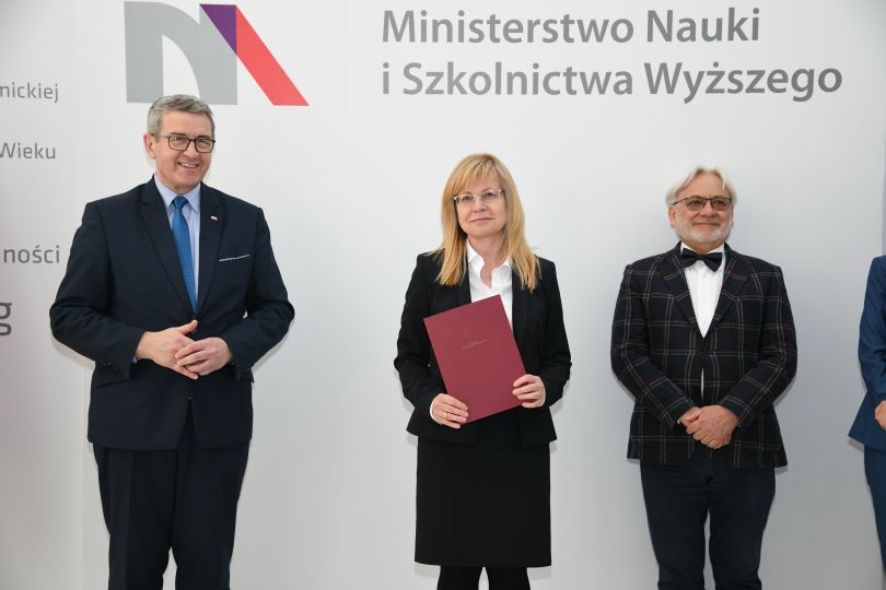 Pierwsze posiedzenia KPN przy MNiSW. Prof. Machnikowska odbiera dyplom powołania jej w skład komitetu.