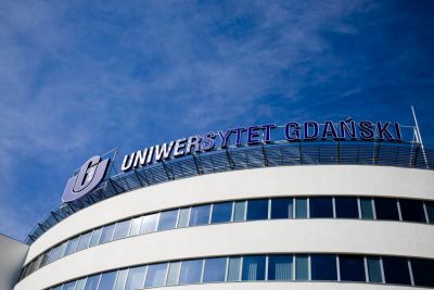 Napis "Uniwersytet Gdański" na budynku Wydziału Nauk Społecznych UG.