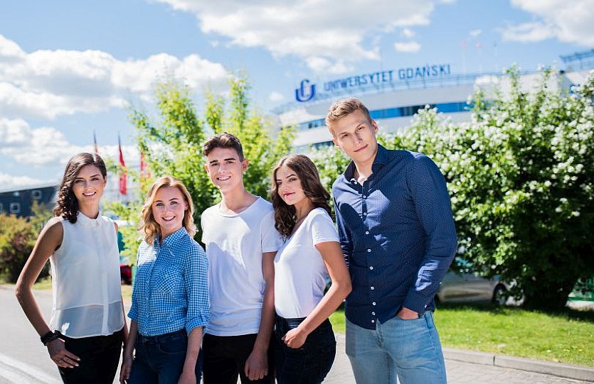 Studenci Uniwersytetu Gdańskiego na tle kampusu UG.