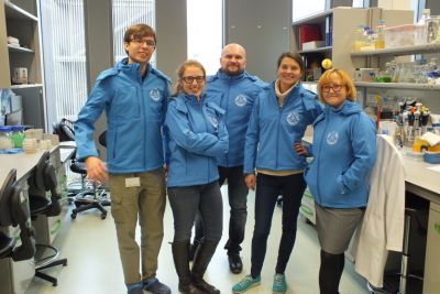 Na zdjęciu twórcy wynalazku: dr hab. Robert Czajkowski, prof. UG, mgr Tomasz Maciąg, dr Dorota M. Krzyżanowska, dr hab. Sylwia Jafra, prof. UG i dr Joanna Siwińska z Międzyuczelnianego Wydziału Biotechnologii UG i GUMed