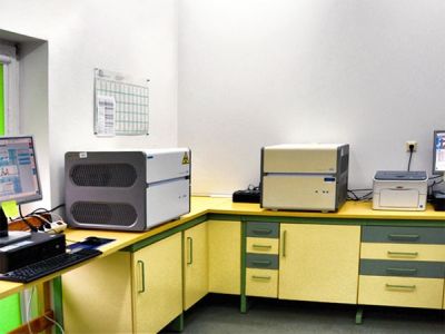 Na zdjęciu wysokospecjalistyczna aparatura w postaci termocyklera Light Cycler 480 II