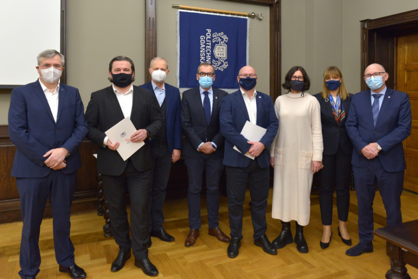 Na zdjęciu od lewej: Marek Głuchowski (Rada Uczelni UG - przewodniczący), Paweł Orłowski (Rada Uczelni GUMed - przewodniczący), Sławomir Halbryt (Rada Uczelni PG - przewodniczący), prof. Piotr Stepnowski, Rektor UG, prof.  prof. Krzysztof Wilde, Rektor PG, prof. Adriana Zaleska-Medynska z UG, dyrektorka Związku Uczelni w Gdańsku, Katarzyna Zygmunt z PG, Wicedyrektor ZU, prof. Jacek Bigda, Prorektor ds. rozwoju i organizacji kształcenia GUMed