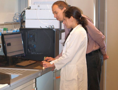 Na zdjęciu prof. Adam Lesner oraz dr Natalia Gruba z Wydziału Chemii Uniwersytetu Gdańskiego.