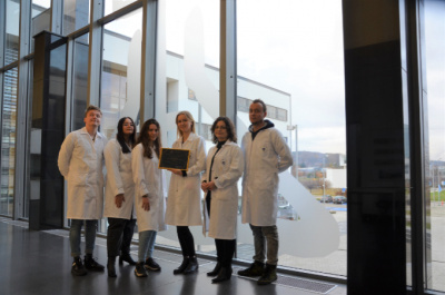 Zdjęcie grupowe z nagrodą