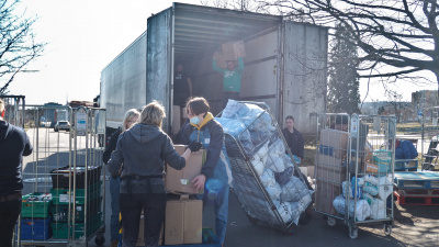 "Studenci dla Ukrainy" rozpakowują TIRa pełnego darów z Irlandii