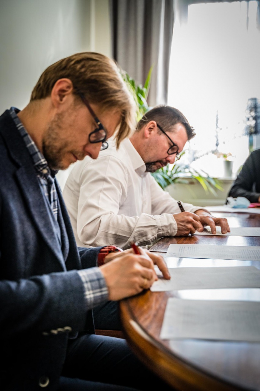 (od lewej): dr hab. Marcin Pawłowski, wiceprezes Fundacji QCHE i Sebastian Zimnol, prezes Fundacji QCHE