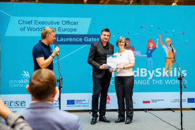 W trakcie uroczystości Laurence Gates przekazała akt nominacji dr Pawłowi Poszytkowi 