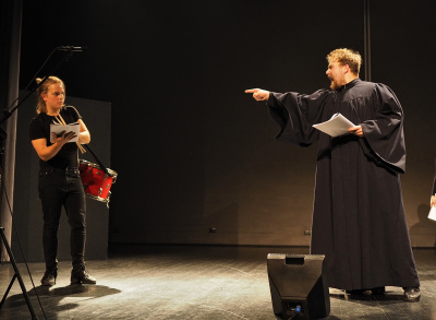 Inkwizytor oskarżający Szkiełko dołączenie do SS. 