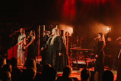 Studio Wokalne UG na scenie z Martą Burdynowicz podczas występu w Filharmonii Bałtyckiej.  