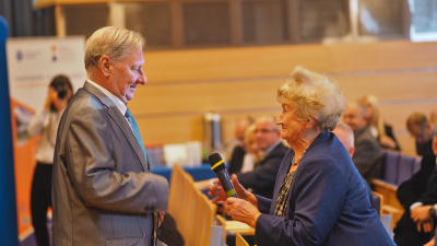  W imieniu Wicemarszałka Senatu Bogdana Borusewicza życzenia jubilatowi przekazała jego doradca Małgorzata Gładysz. 