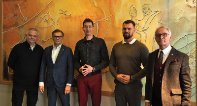 Od lewej: Pełnomocnik ds. Innowacji dr Mirosław Czapiewski, Kanclerz UG Jacek Jętczak, Dyrektor ds. Rozwoju Hibox Bartłomiej Jabłoński, pomysłodawca systemu Hibox Dawid Salomon i Zastępca Kanclerza ds. Infrastruktury i Administracji Leszek Fiertek