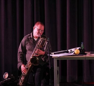 Fragment przedstawienia "Obierając Cebulę". Na zdjęciu kompozytor Mikołaj Trzaska