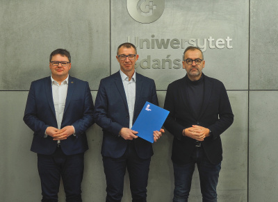 Od lewej: prorektor ds. badań naukowych prof. dr hab. Wiesław Laskowski, dr Wojciech Glac, prof. UG, rektor UG prof. dr hab. Piotr Stepnowski 