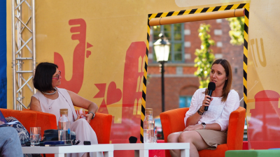 Otwarcie wystawy przed Kościołem Św. Katarzyny. Od lewej: prof. Adriana Zaleska-Medynska, dr Aleksandra Brodecka-Goluch