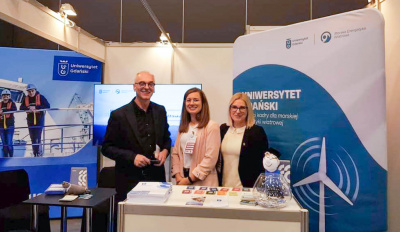 Od lewej: prof. Arnold Kłonczyński, Dyrektorka Biura Współpracy i Rozwoju UG Monika Adamczuk oraz Anna Bartosiewicz z Biura Współpracy i Rozwoju UG.  fot. Centrum Produkcji Filmowej i Dokumentalnej