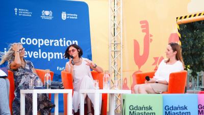 Debata podczas otwarcia wystawy koło Kościoła św. Katarzyny w Gdańsku