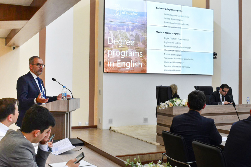 Rektor prof. Piotr Stepnowski