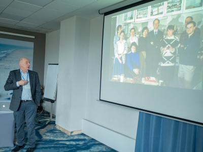 Prof. Żylicz opowiadający o swoim zespole podczas konferencji J-domain proteins from molecular mechanisms to diseases zorganizowanej m.in. przez Międzyuczelniany Wydział Biotechnologii UG i GUMed