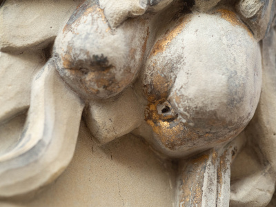 Pozostałości złoceń w obrębie portalu