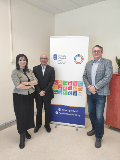 Od lewej: dr Barbara Kijewska, prof. Mark Misfud i dr Krzysztof Szczepaniak