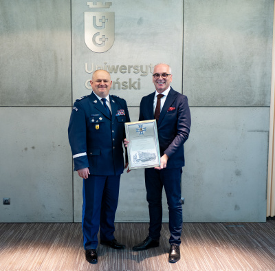 Od lewej: Komendant Wojewódzki Policji nadinsp. Andrzej Łapiński oraz Prorektor ds. Studentów i Jakości Kształcenia – dr hab. Arnold Kłonczyński, prof. UG