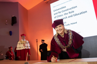 Prorektorka prof. Anna Jurkowska - Zeidler podpisuje deklarację MCU