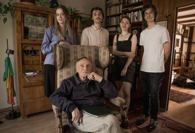 Od lewej: Julia Oćwieja, Rafał Malottki, Emilia Czajewska, Adam Rutka. Na fotelu: Andrzej Mularczyk.