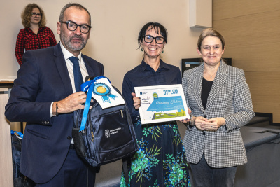 Od lewej: Rektor UG prof. Piotr Stepnowski, Pani Aleksandra Hołomej i Dziekan Wydziału Filologicznego dr hab. Urszula Patocka-Sigłowy, prof. UG. fot. Alan Stocki