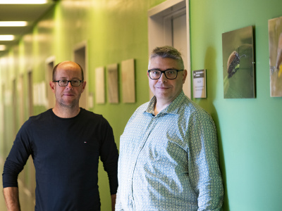 Od lewej: prof. Vincent Perrichot i dr hab. Jacek Szwedo, prof. UG (opiekun wizyty)