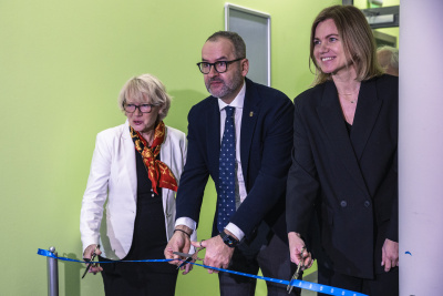 Uroczyste przecięcie wstęgi. Od lewej: prof. Krystyna Bieńkowska-Szewczyk, prof. Piotr Stepnowski, prof. Ewelina Król