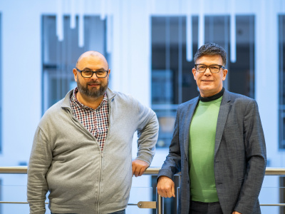 Od lewej: Dyrektor Instytutu Politologii dr hab. Arkadiusz Modrzejewski, prof. UG i dr Martin Kilgus