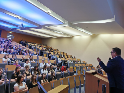 Dr Marcin Szulc, prof UG, podczas wykładu