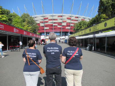 Pracownicy Zakładu Filologii Klasycznej na tle PGE Narodowego w Warszawie