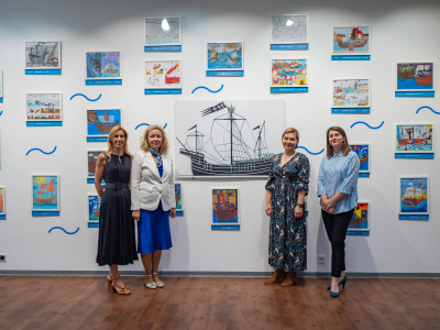 Kuratorki na tle wystawy