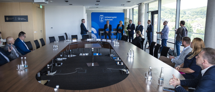 Widok sali 411 - goście przy okrągłym stole