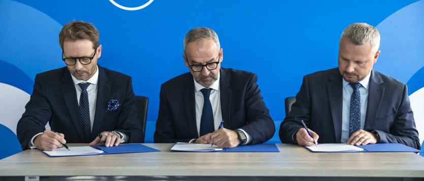 dr hab. Wojciech Bizon, prof. ug, prof. dr hab. Piotr Stepnowski, Paweł Podstawka podczas podpisywania listu intencyjnego