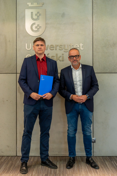 Pełnomocnik Rektora ds. Kolekcji Sztuki UG Maciej Smolarski i Rektor UG prof. Piotr Stepnowski