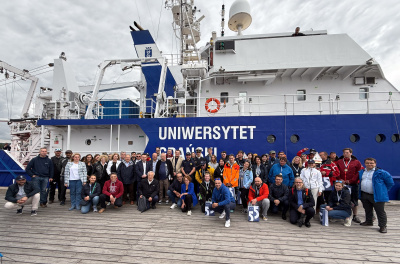 Uczestnicy regat na tle Oceanografa