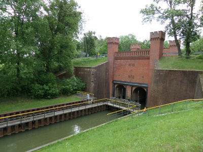 Zabytkowa śluza w Białej Górze