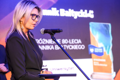 Chancellor of the University of Gdańsk, prof. Aneta Oniszczuk-Jastrząbek, reads a letter from the Rector of the University of Gdańsk while receiving an award for the 80th anniversary of Dziennik Bałtycki.