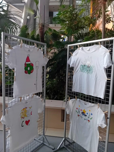 Zdjęcie do aukcji 34. Unikatowe, ręcznie malowane koszulki świąteczno-biologiczne!