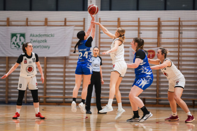 Koszykarki na boisku