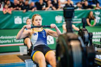 zawodniczka w trakcie zawodów na ergometrze wioślarskim