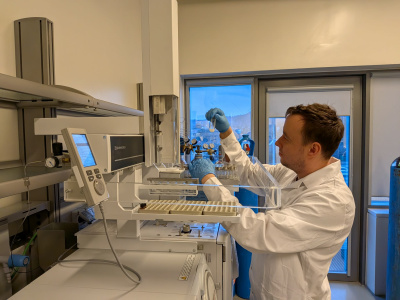 Mateusz Baluk w laboratorium