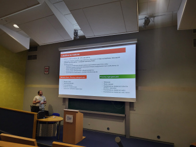 Prelegent przy tablicy multimedialnej