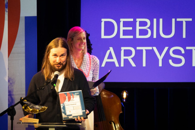 Paweł Podolski collects the statue; fot. Anna Rezulak