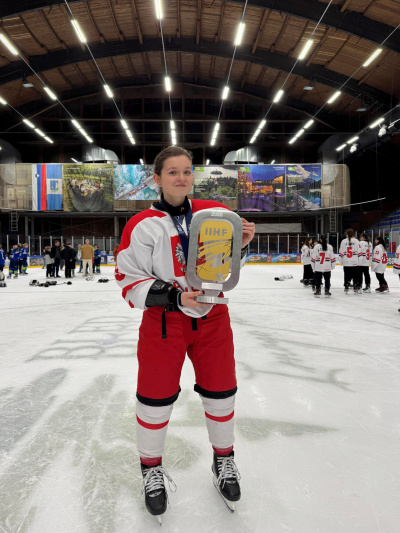 Julia Łapińska na lodzie z trofeum